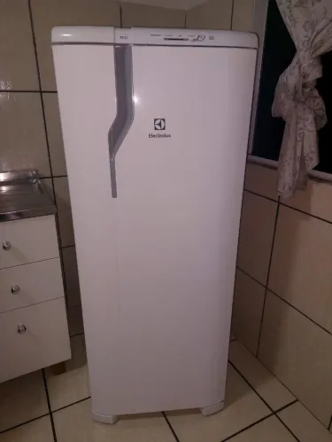 Vendo Geladeira e pia