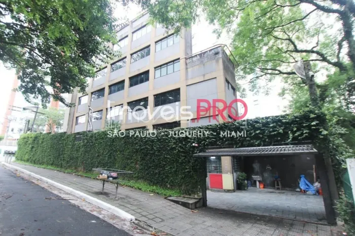 Prédio Comercial - próximo as estações Santa Cruz e Praça da Árvore.