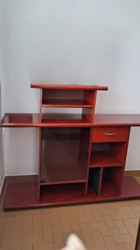 Vendo Rack de Madeira (Lei) com vidro - Super conservada Mogno  