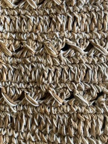Bolsa em crochê de palha, linha e couro natural , feita à mão. Made in Bali, Indonésia.
