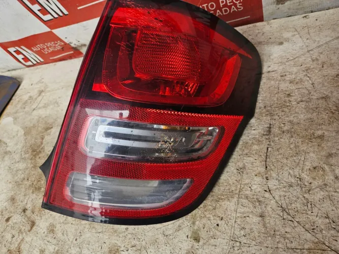 Lanterna traseira direita citroen C3 2015 avaria