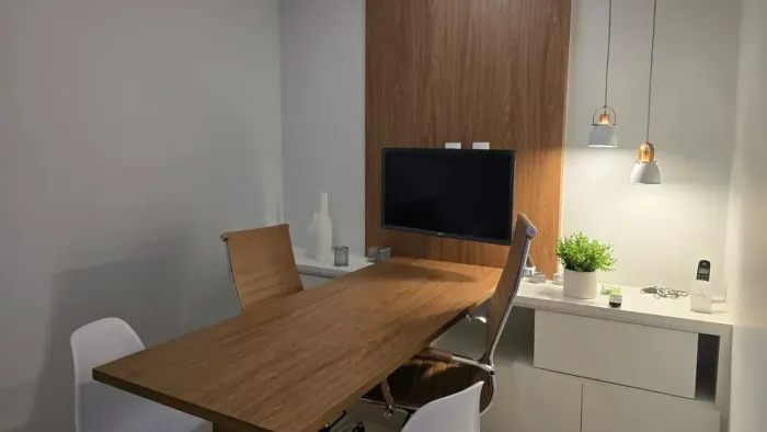 Sala mobiliada para venda possui 38 metros quadrados em Setor Bueno - Goiânia - GO