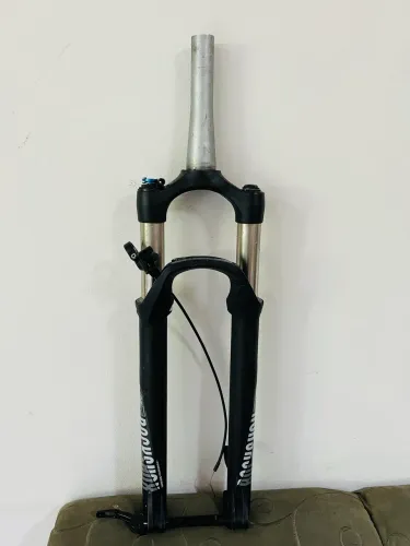 Suspensão Rockshox Recon 100mm (compatível com Trava remota )