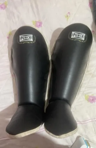 Vende-se luvas de box e caneleira
