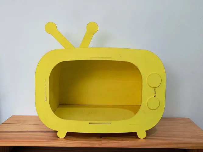 tv de mdf para decoração festas amarela aniversário parabéns televisão madeira vintage