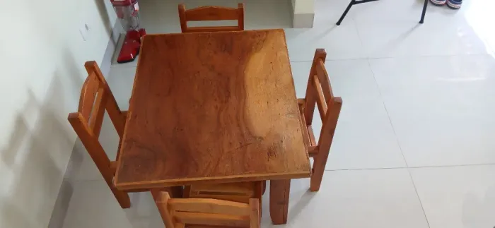 VENDO MESA DE MADEIRA COM 4 CADEIRAS PARA CRIANCA, CONJUNTO NOVINHO  