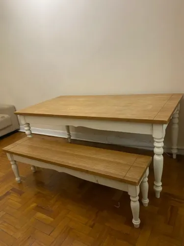 Mesa e banco de madeira