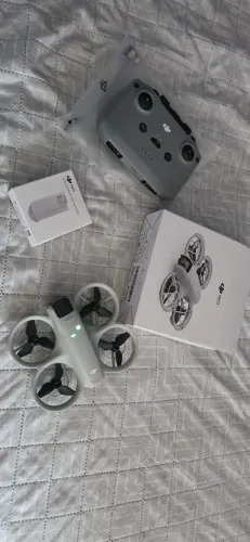 DJI NEO com controle e bateria extra.