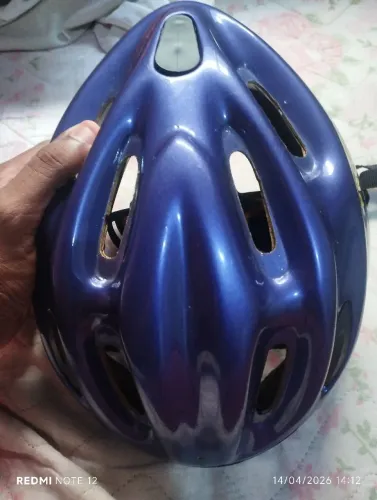 Capacete ciclístico para criança em bom estado, semi novo