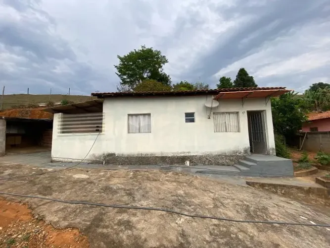 CASA COM POMAR EM MAJOR EZEQUIEL, DISTRITO DE ALVINÓPOLIS/MG PRÓXIMO A IGREJA MATRIZ