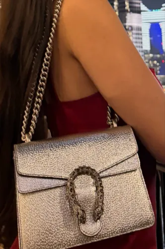 Bolsa de ombro Gucci Dionysus em couro metálico prateado com ferragens em tom de paládio
