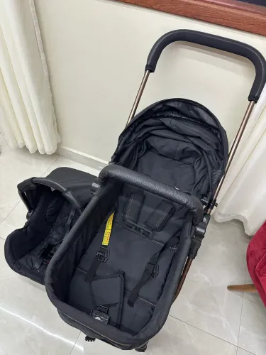 Vendo carrinho de bebê com bebê conforto R$ 500