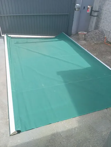 Toldo retrátil articulado verde