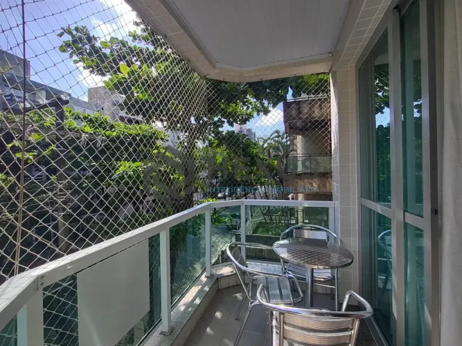 Apartamento com varanda na Praia da Enseada, Guaruja