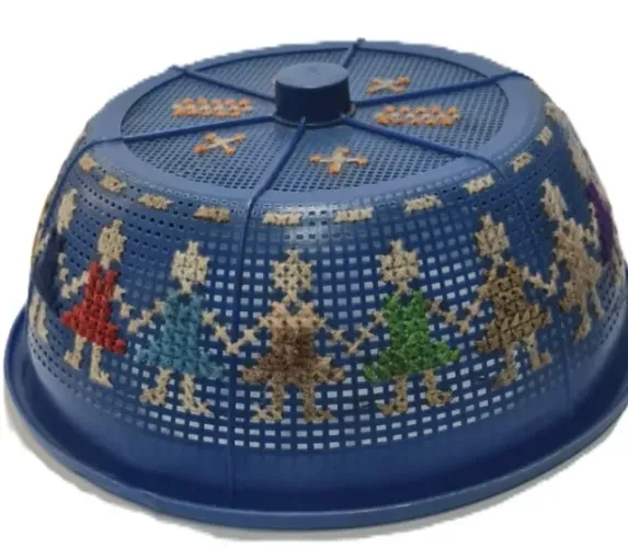 Cobre bolo de plástico decorado artesanalmente com bordado em ponto cruz, fabricado pela A