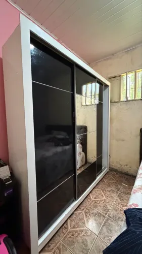 Guarda roupa de casal de correr três portas