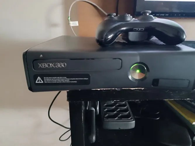 Xbox  360 S console mod.1439 com todos os cabos e kitneyd 