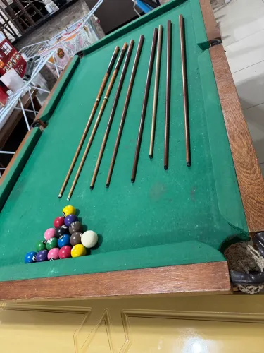 Mesa de Sinuca de Pedra Completa + 8 Tacos e Acessórios