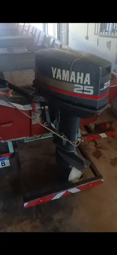 Barco com motor e carreta