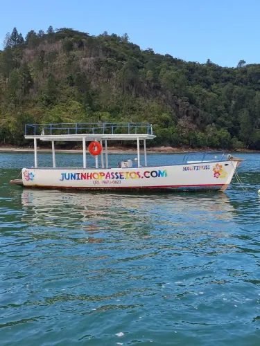 Lancha tradicional ideal para trabalhar no turismo