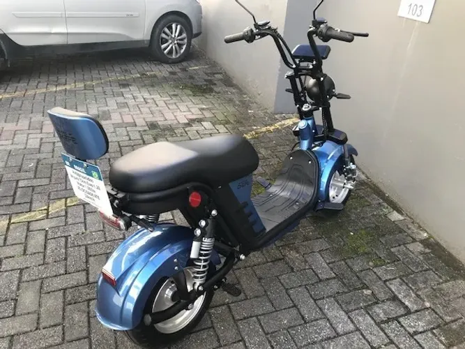 Moto elétrica 1000W com apenas 300KM, adquirida em abril de 2026. Moto Chefe.