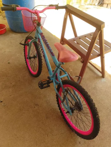 Vendo bicicleta aro 20 nova comprei pra minha filha mais ela não usa mais 