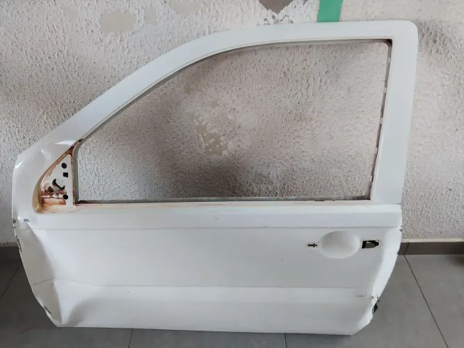 PORTA DIANTEIRA FIAT STRADA 2018 LADO MOTORISTA(COM AVARIA)