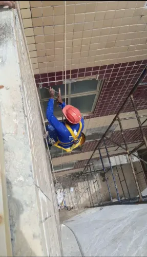 Pedreiro acesso por corda em altura