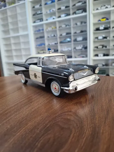 Miniatura Police Motormax 1/24 Chevy Bel Air Sport Coupe 1957