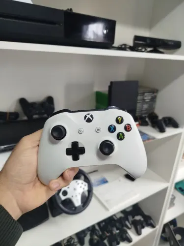 CONTROLE PARA XBOX ONE XOM DETALHE NO DIRECIONAL.
