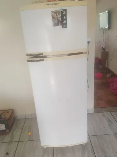 Vendo geladeira duas portas, funciona somente o congelador 