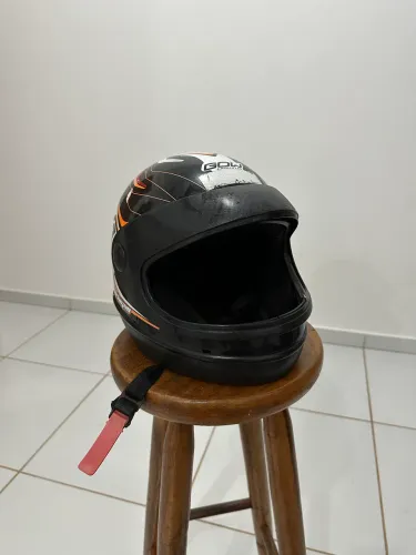 Capacete usado SEM VISEIRA e com trava funcionando 