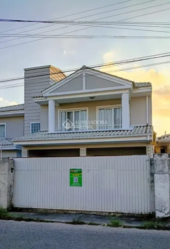 Casa linda e aconchegante super bem localizada à venda no Morro das Pedras, Florianópolis.