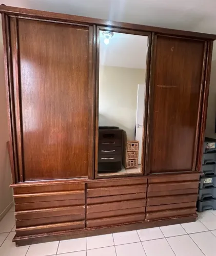 Guarda-roupa madeira maciça com espelho - 6 gavetas. Ideal para quarto de casal.