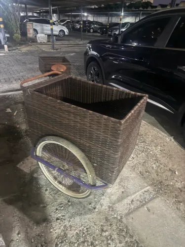 Bicicleta com cesto para vendas e eventos