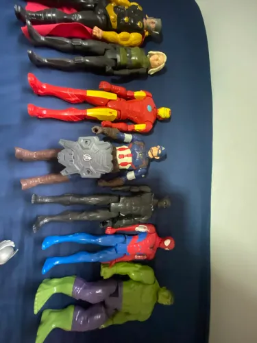 7 bonecos heróis marvel ou 70 reais unidade