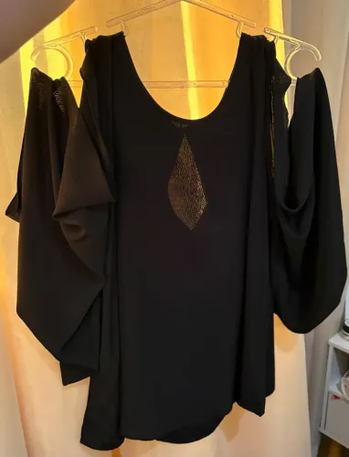 Camisa Zinzane preta com abertura no ombro - Tam. M