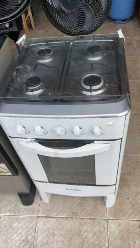 Fogão de 4 bocas simples. $310