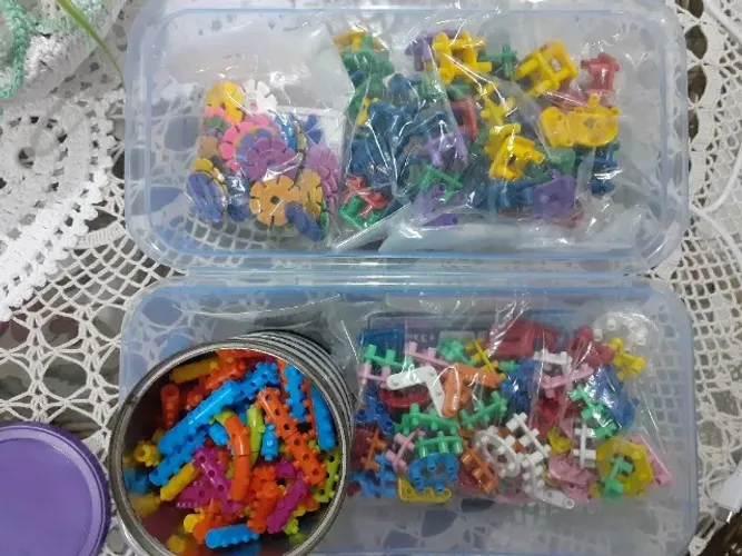 BLOCOS E PEÇAS DE MONTAR. PEÇAS PEQUENAS