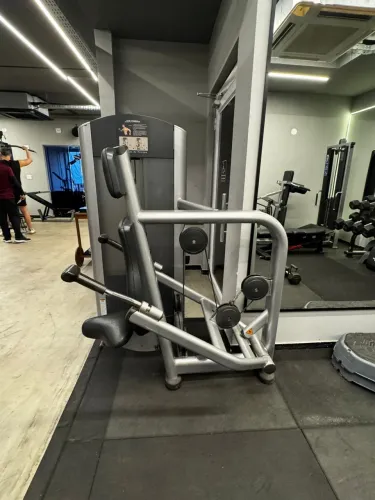 Maquina de triceps life fitness 