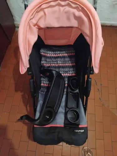 Vendo um carrinho de bebê para menina, com apenas 9 meses de Uso, em perfeito estafo?
