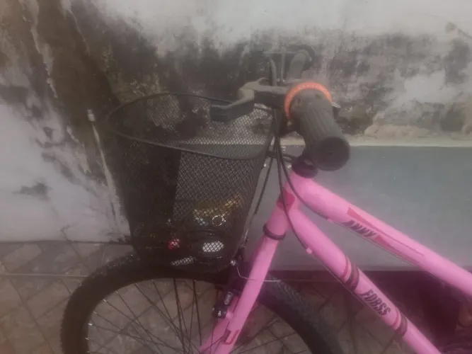 Bicicleta Feminina Rosa Semi nova com cesta sem marcha