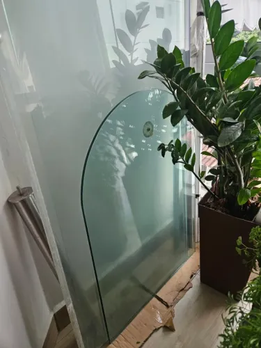 mesa de vidro e box de banheiro