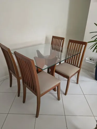 Mesa de Jantar quadrada, 4 lugares, tampo de vidro (1mx1m; 1cm de espessura). Ótimo estado