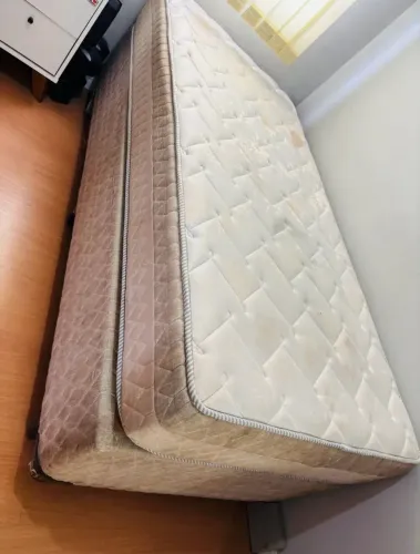 Cama com colchão box de solteiro 