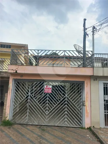 Sobrado no Condomínio Residencial Santa Terezinha com 3 quartos 1 suíte 2 vagas e amplo qu
