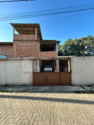 Casa a venda com 5 quartos e 3 banheiros, 1 deles tendo banheiro ao quarto