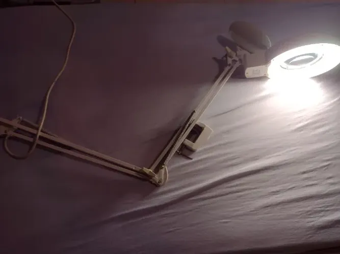 Lupa Led articulada bancada ( estética)