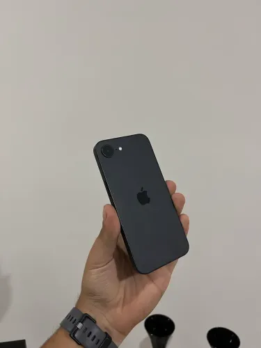 iPhone 16e novinho
