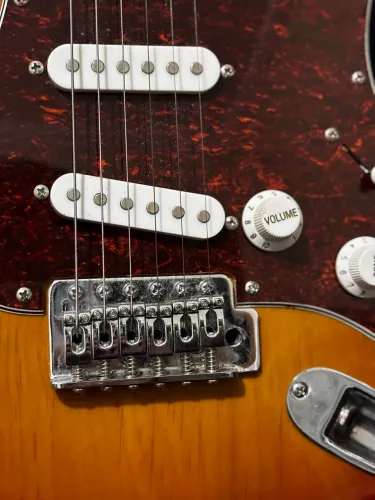 DESAPEGO! MUITO NOVA! Guitarra Memphis Strato Mg32 Sunburst
